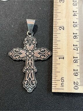 Sterling Silver Mexican Cross w/ intricate design. 10g. Stamped. 925. Pretty!